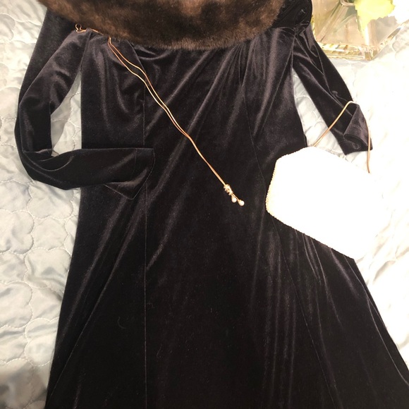 ELEGANT VELVET AND FAUX FUR OFF THE SHOULDER FULL LENGTH GOWN - Picture 4 of 16